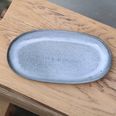 Assiette ovale bleue chinée en émail réactif brillant 