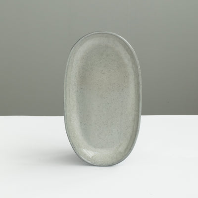 Assiette ovale gris clair de 22 cm de long, parfaite comme soucoupe ou assiette à hors-d'œuvre en grès