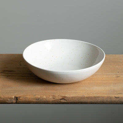 Assiette ronde blanche organique avec côtés surélevés parfaite pour les plats en sauce