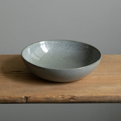 Assiette creuse gris foncé avec piqûre bleue en grès produit au Portugal