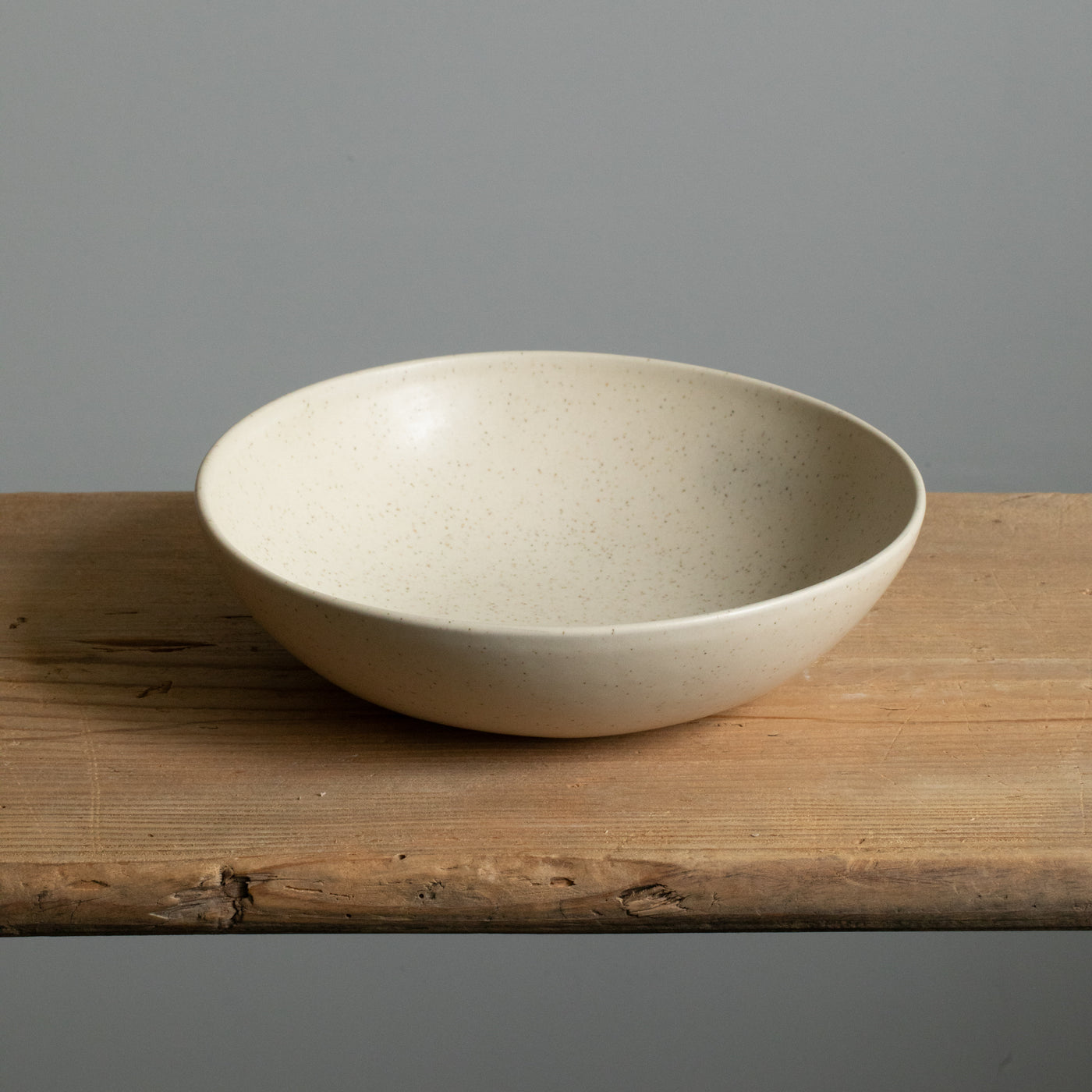 Assiette creuse beige mat pour pâtes photographiée de dessus en faïence fabriquée au Portugal