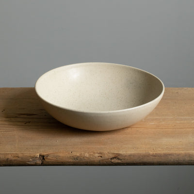 Assiette creuse beige mat pour pâtes photographiée de dessus en faïence fabriquée au Portugal