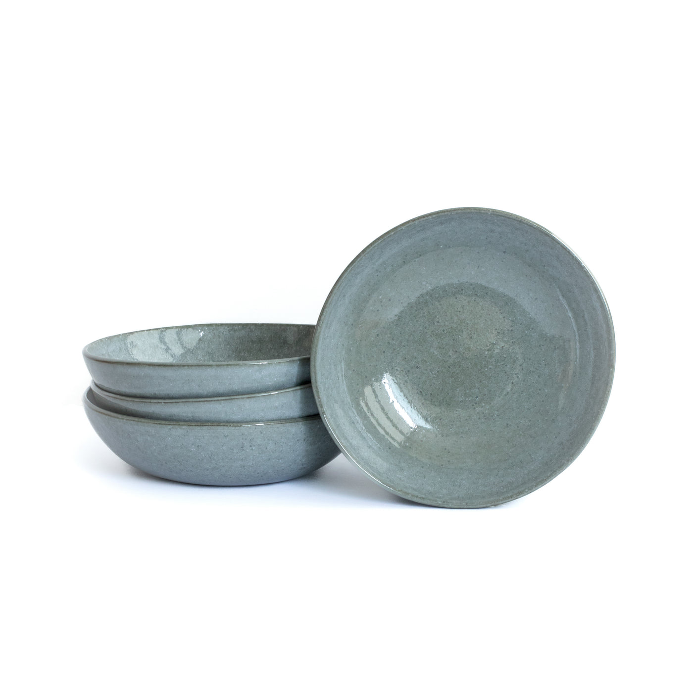 Assiette de pâtes bleu gris foncé sur fond blanc détaché