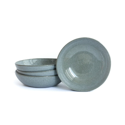 Assiette de pâtes bleu gris foncé sur fond blanc détaché