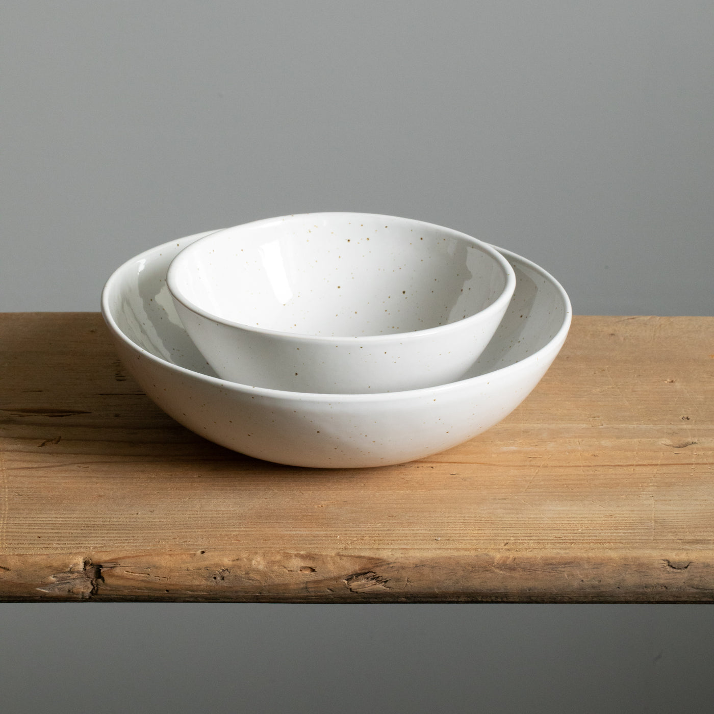 Un petit bol pour le petit-déjeuner est placé dans une grande assiette profonde pour les pâtes afin de voir la différence.