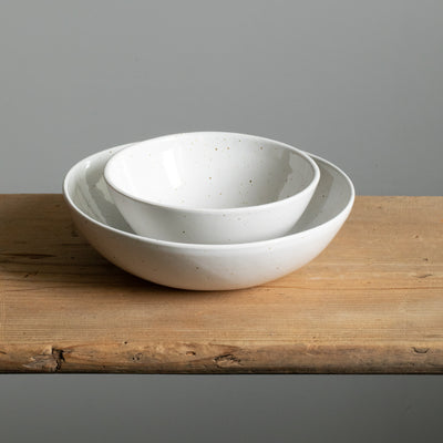 Un petit bol pour le petit-déjeuner est placé dans une grande assiette profonde pour les pâtes afin de voir la différence.