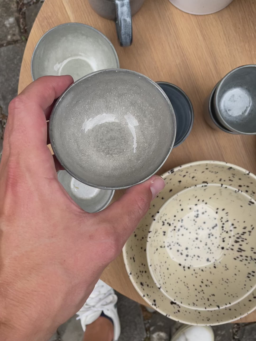 Le petit Snack Bowl gris clair est présenté sous tous les angles. Le bol a une forme organique et un glaçage Midnight Grey brillant.