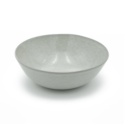 Grand saladier gris clair sur fond blanc, également utilisable comme saladier pour la pâte.
