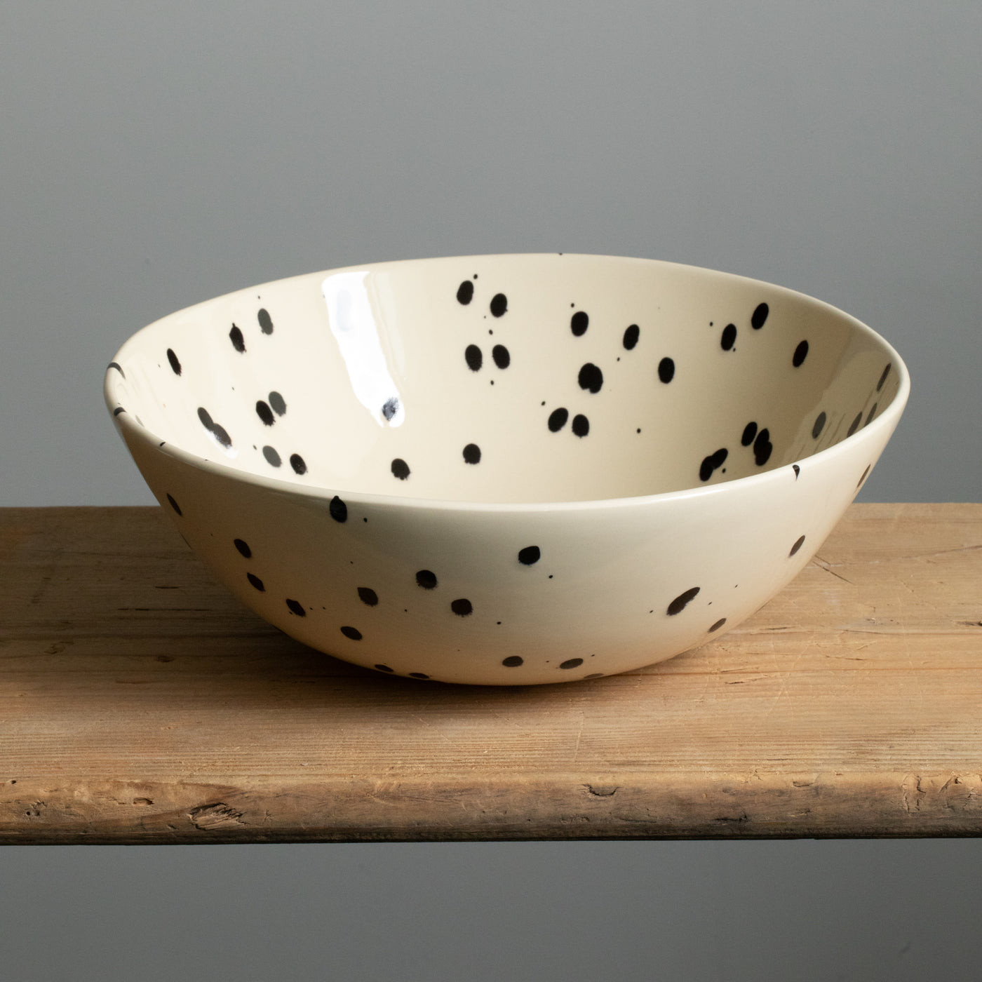Grand saladier pour la salade ou la pâte, couleur crème avec des touches de noir.