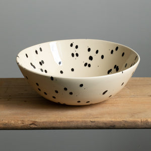 Grand saladier pour la salade ou la pâte, couleur crème avec des touches de noir.