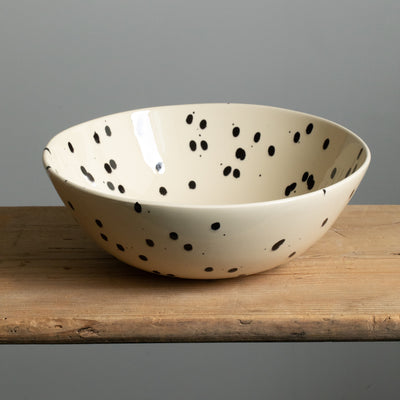 Grand saladier pour la salade ou la pâte, couleur crème avec des touches de noir.