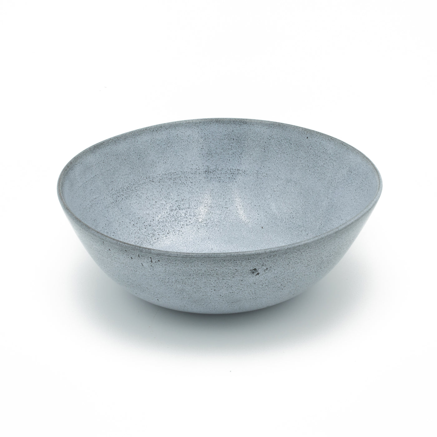 Saladier bleu sur fond blanc dégagé