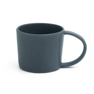Tasse à thé noire mate d'une contenance de 400 ml sur fond blanc dégagé