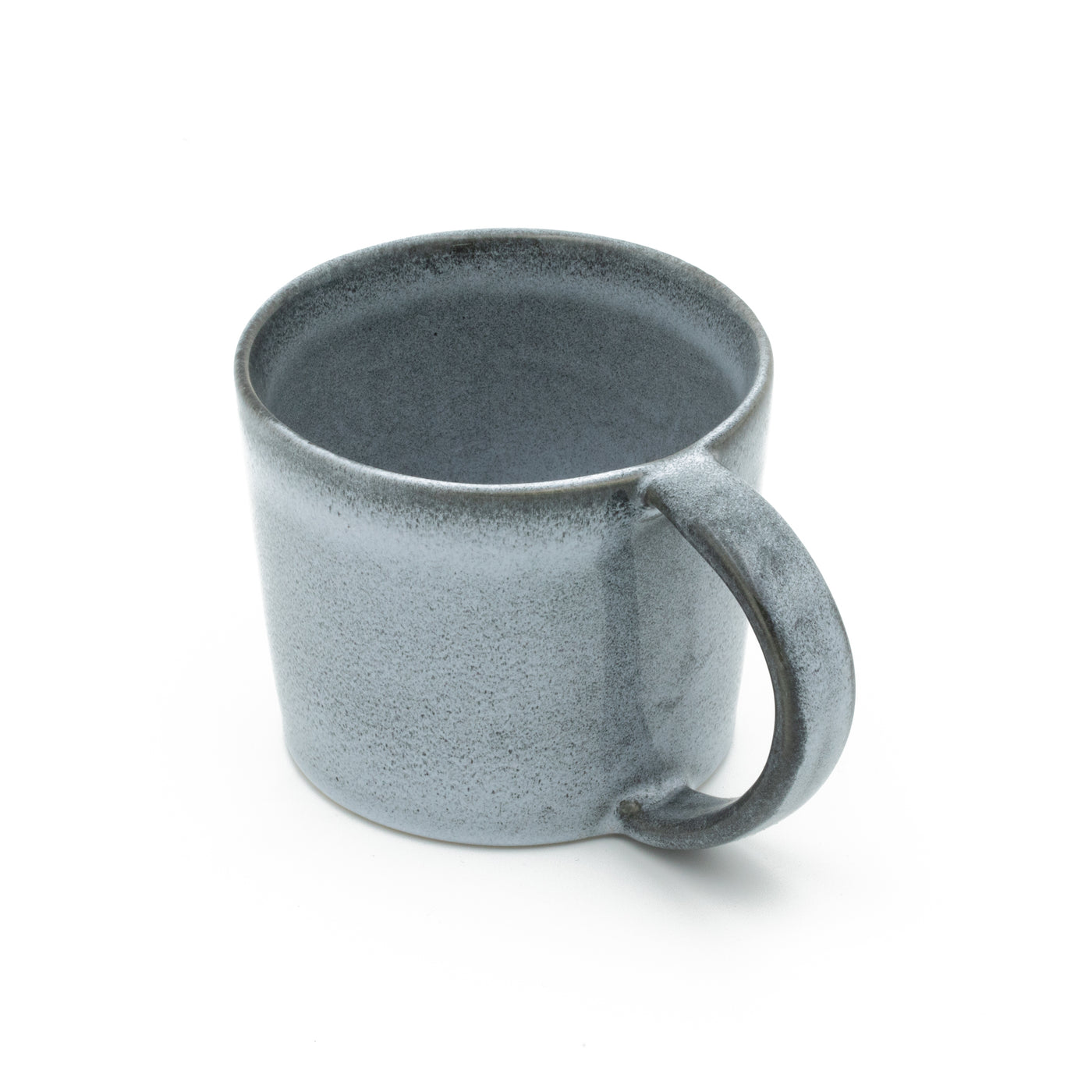 Grande tasse à thé bleue avec anse détachée sur fond blanc