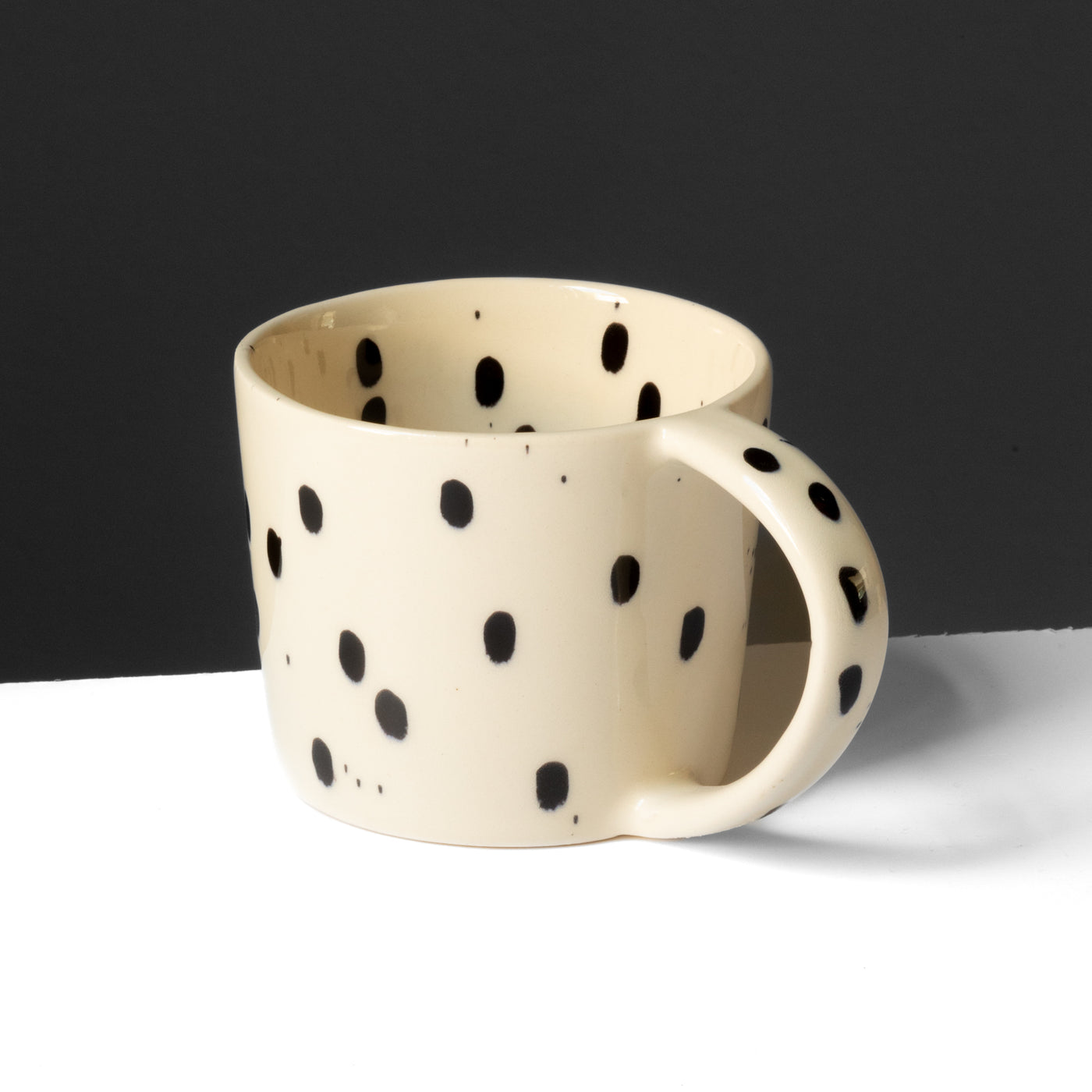 Tasse à thé avec une grande anse pour bien la tenir dans la couleur Black Dots