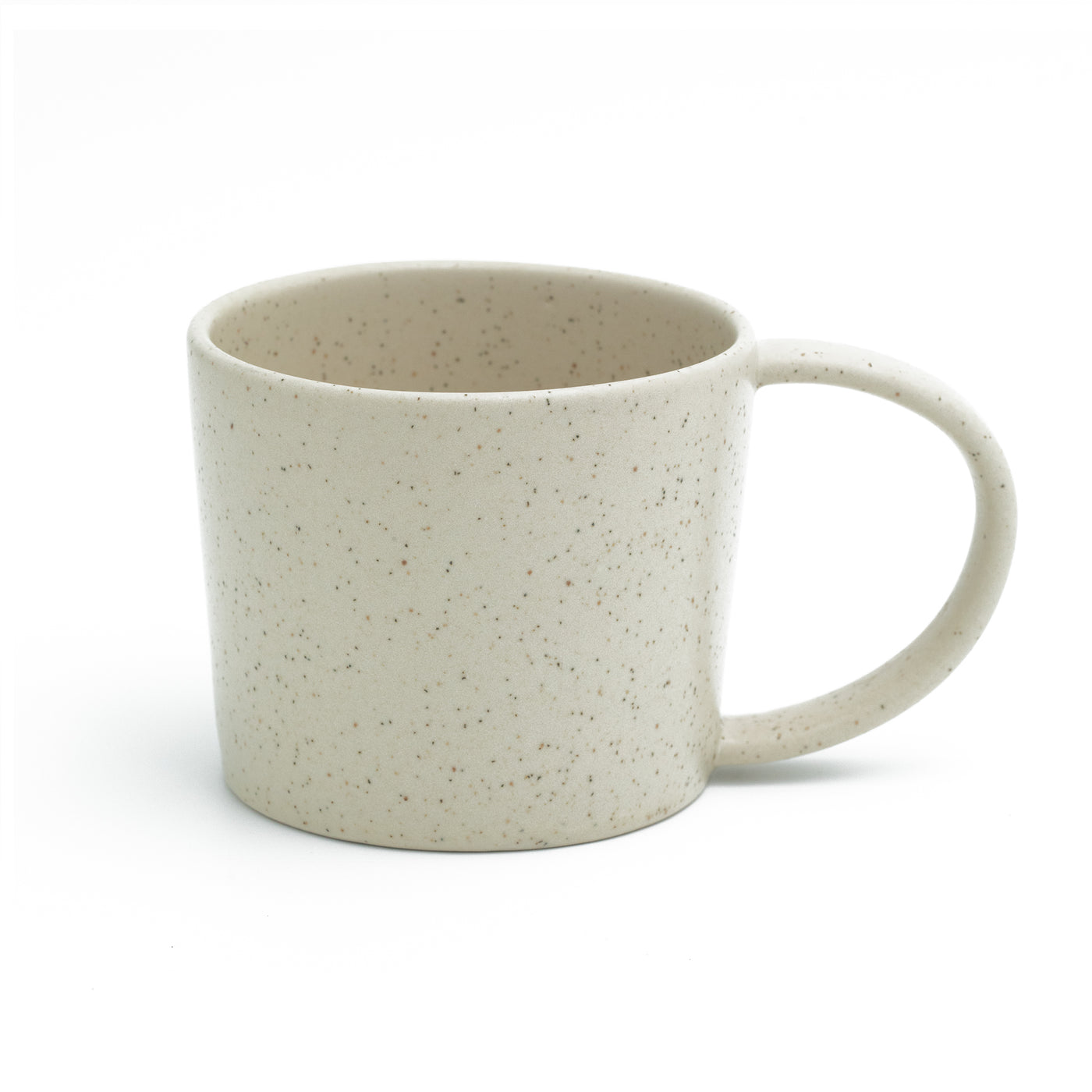 Tasse à thé beige mat avec anse détachée sur fond blanc