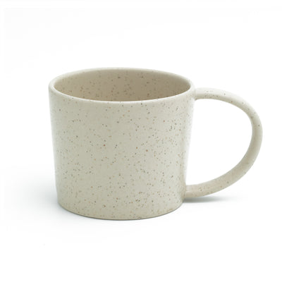 Tasse à thé beige mat avec anse détachée sur fond blanc
