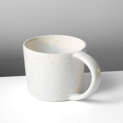 Grande tasse à thé blanche finement mouchetée d'or avec une grande anse ronde