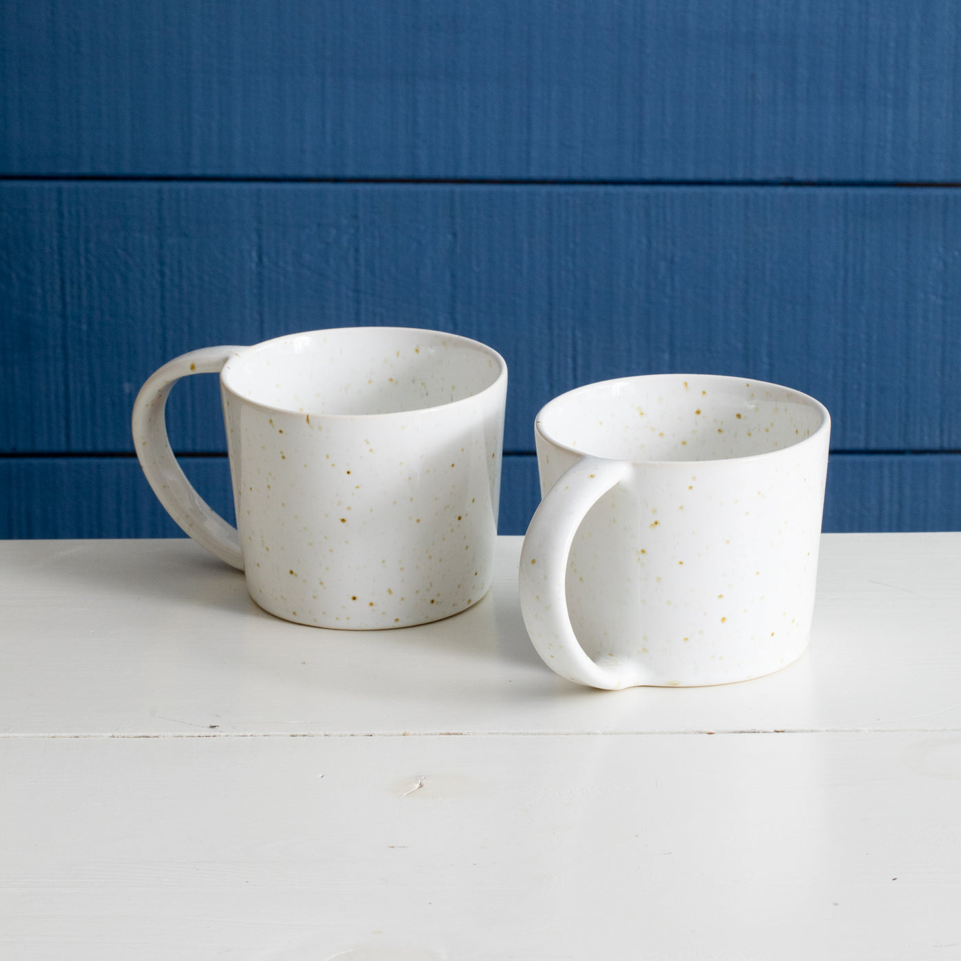 Deux tasses à thé à grande anse de style moderne large avec émail blanc réactif en grès