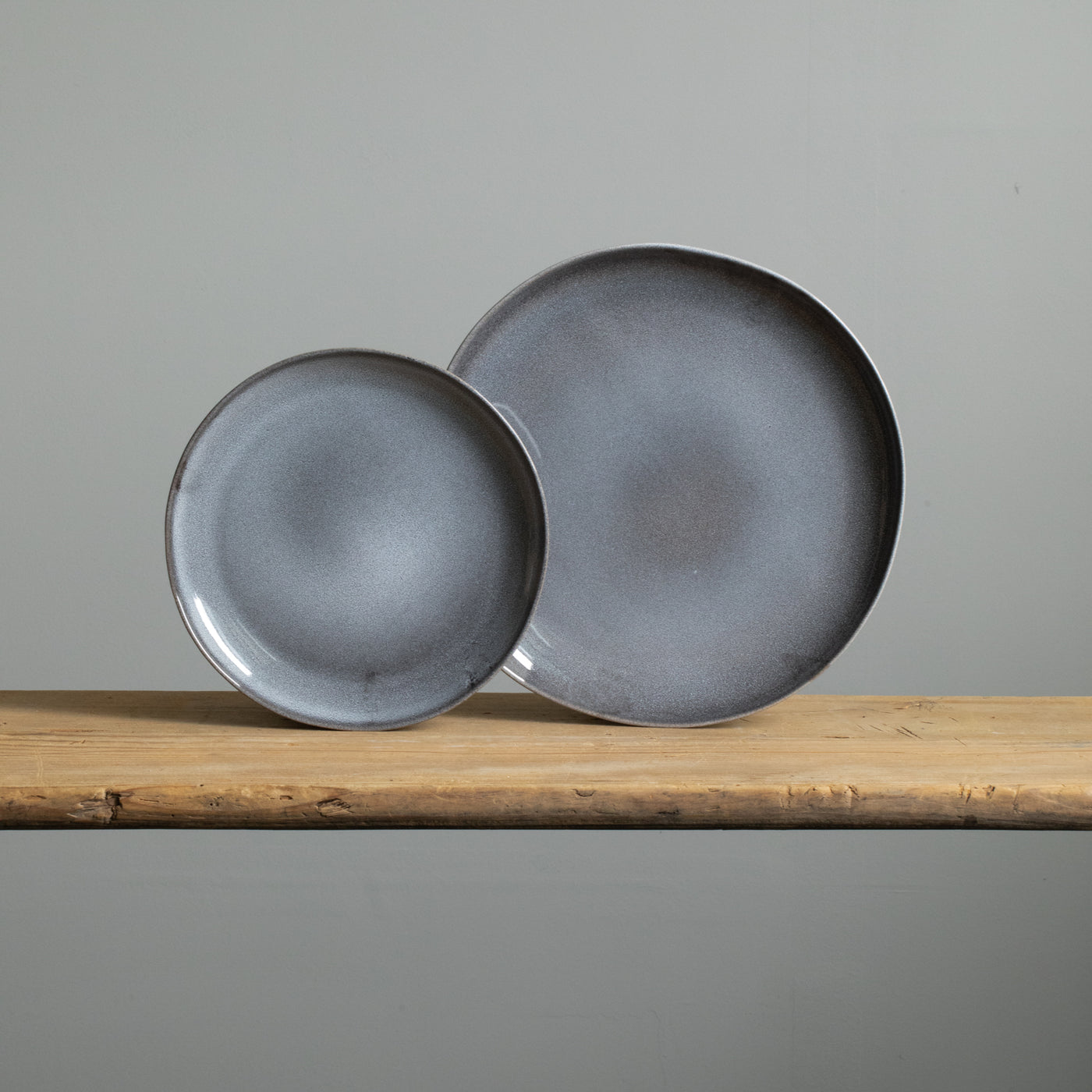 Grande assiette et petite assiette dressées en émail bleu chiné en grès robuste