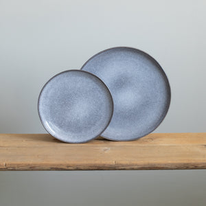Grande assiette et petite assiette dressées en émail bleu chiné en grès robuste