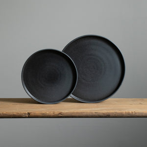 Set d'assiettes plates noires mates avec bord droit incliné