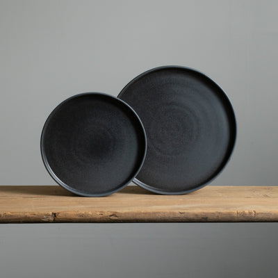 Set d'assiettes plates noires mates avec bord droit incliné
