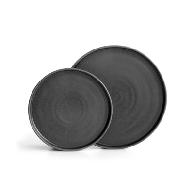 Set d'assiettes plates en noir mat avec bord incliné