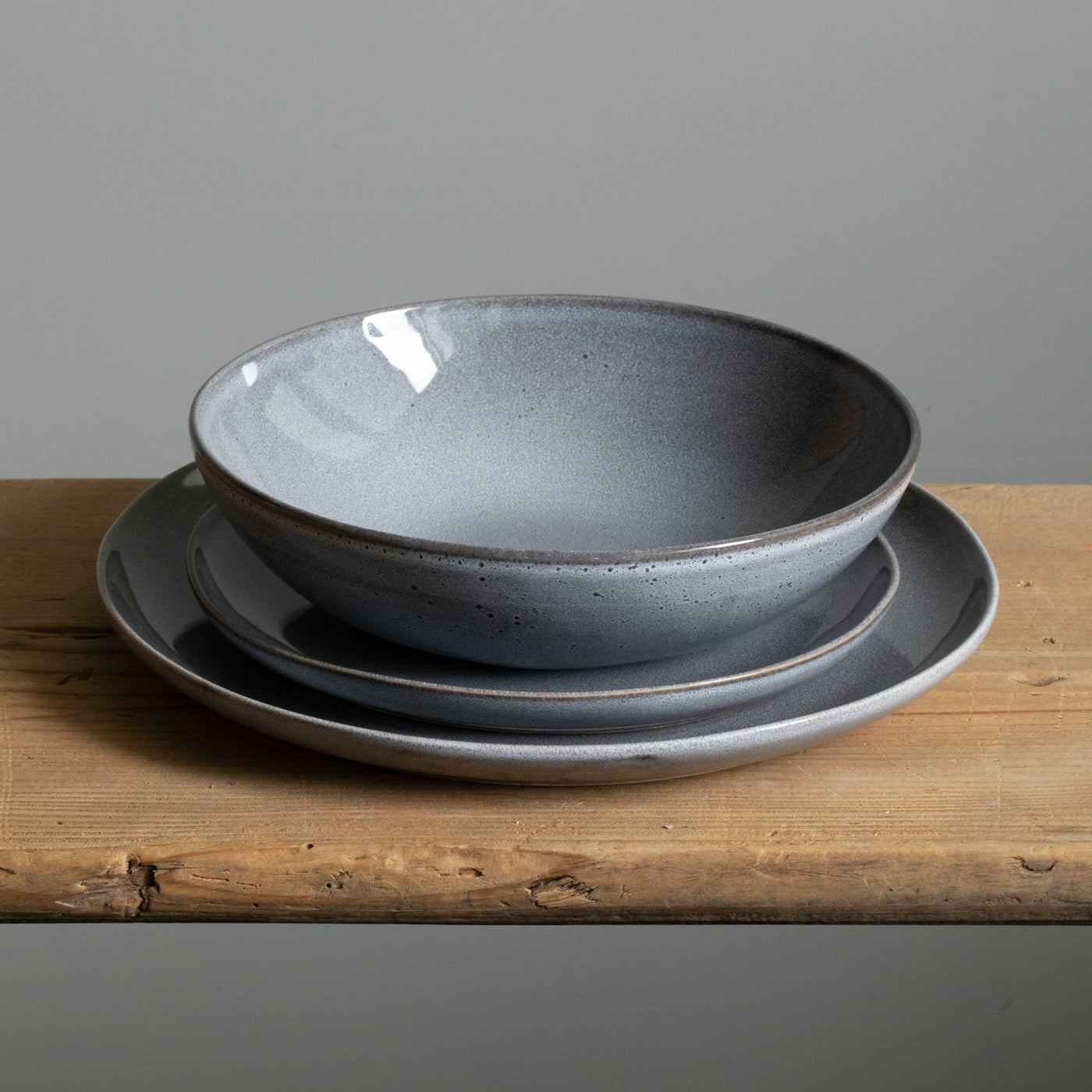 Set de vaisselle avec une grande assiette principale, une petite assiette à hors-d'œuvre et une assiette à pâtes de couleur bleue