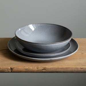 Set de vaisselle avec une grande assiette principale, une petite assiette à hors-d'œuvre et une assiette à pâtes de couleur bleue
