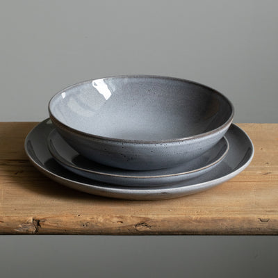 Set de vaisselle avec une grande assiette principale, une petite assiette à hors-d'œuvre et une assiette à pâtes de couleur bleue