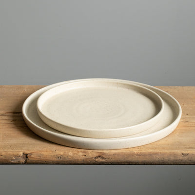 Grande et petite assiette superposées à bord coudé et émaillées en beige mat