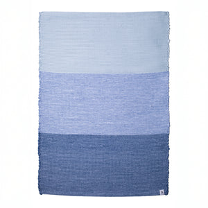 Tapis de bain tissé à la main en 3 tons de bleu sur fond blanc