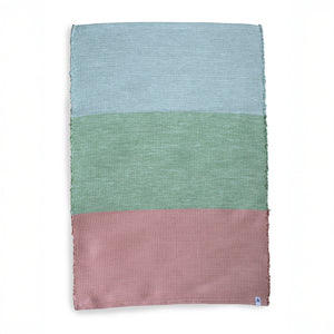 Détourage d'un tapis bleu vert rose color block détouré sur fond blanc