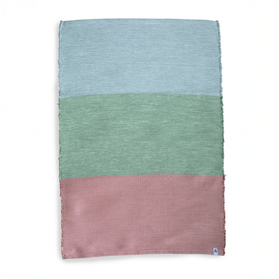 Détourage d'un tapis bleu vert rose color block détouré sur fond blanc