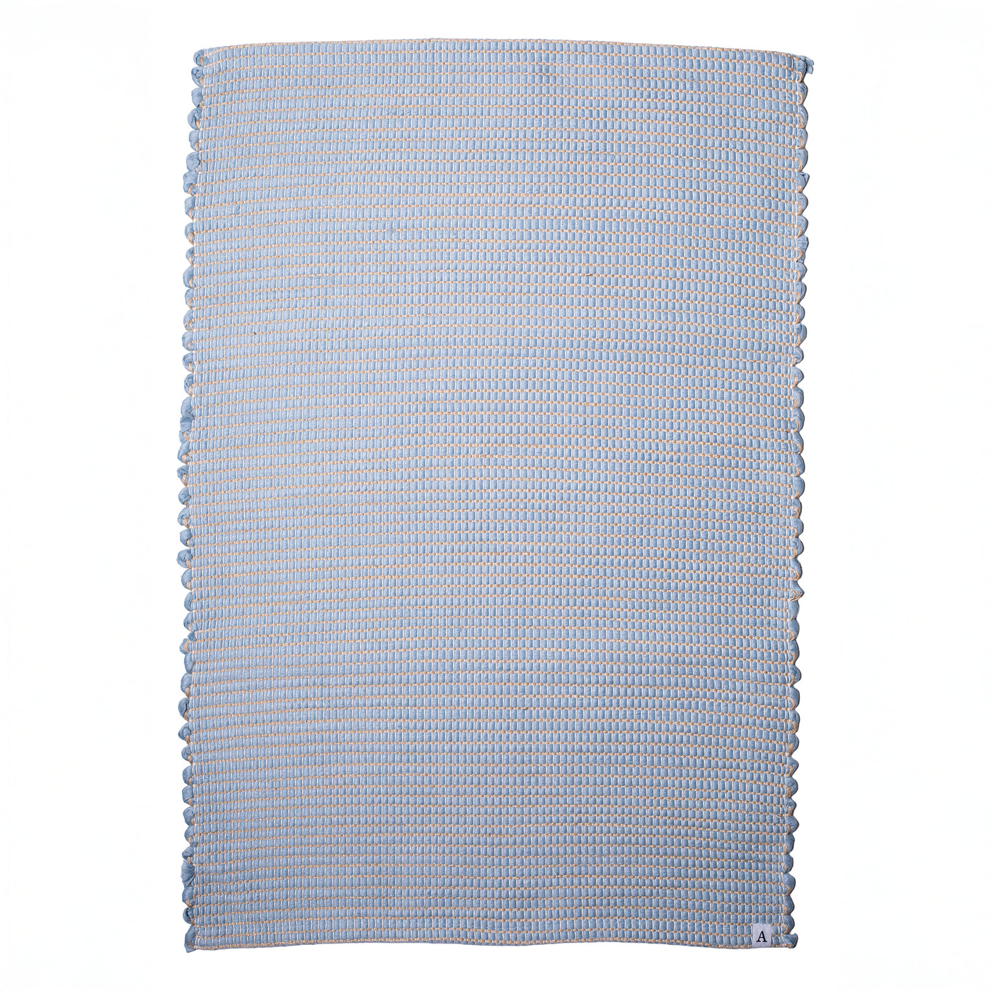 Petit tapis bleu clair à rayures de jute, fait de restes de laine tissés à la main au Portugal, avec des motifs blancs.