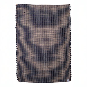 Petit tapis noir à rayures de jute en laine tissée à la main au Portugal, avec des motifs blancs.
