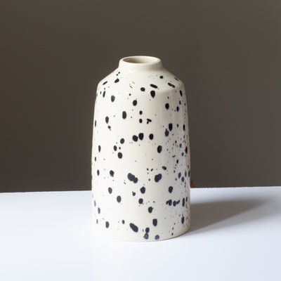 Vase à fleurs crème avec des touches de noir avec une petite ouverture