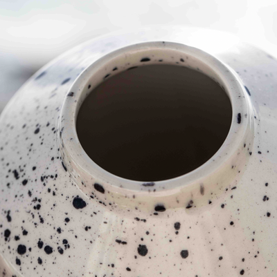 Détail de l'ouverture du vase à fleurs en Black Dots